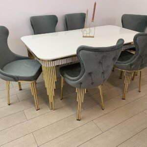 Witte tafeldek piano met 6 stoelen lichtgrijs