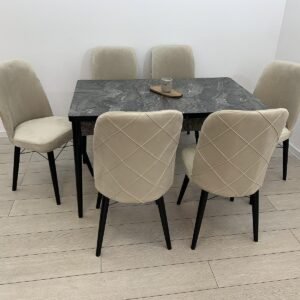 Zwarte tafel, marmer en stoel, mooi beige, gedekt