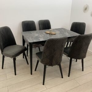 Zwarte tafeldek marmer en stoel mooi donkergrijs