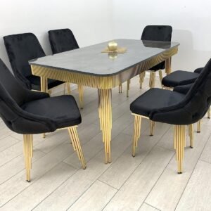 ZWARTE PIANOTAFEL GEDEKT MET 6 STOELEN ZWART