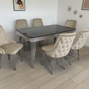 ZWARTE PIANOTAFEL GEDEKT MET 6 STOELEN CRÈMEKLEURIG