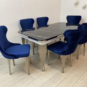 Zwarte marmeren tafelbord, piano met 6 stoelen in koningsblauwe kleur