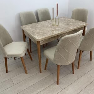 Set van bruine tafel, marmer en stoel, mooi beige
