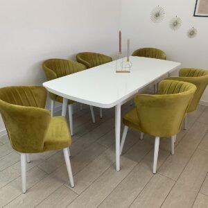 Tafeldek BIANCA en stoel VENUS mosterd
