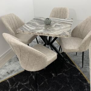 TAFELDEK DAGELIJKS GRIJS MARMER EN STOEL RUM BEIGE