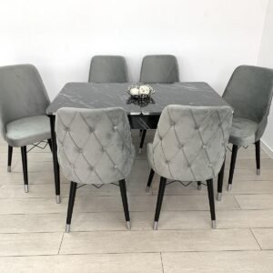 MARINA TAFEL GEDEKT MET ZILVEREN RAND EN LAURA STOEL LICHTGRIJS