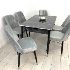 MARINA-TAFEL GEDEKT MET ZILVEREN RAND EN EEN MOOIE LICHTGRIJZE STOEL
