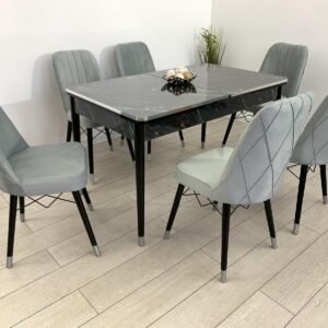 MARINA-TAFEL GEDEKT MET ZILVEREN RAND EN EEN MOOIE LICHTGRIJZE STOEL