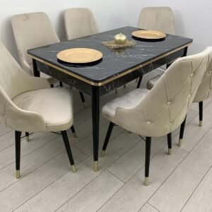 Marina tafel gedekt met gouden rand en een beige stoel Laura