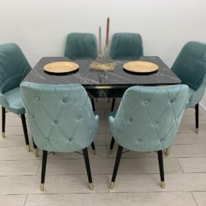 Marina tafel gedekt met gouden rand en stoel Laura turquoise