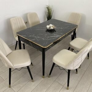 MARINA TAFEL GEDEKT MET GOUDEN RAND EN MOOIE BEIGE STOEL