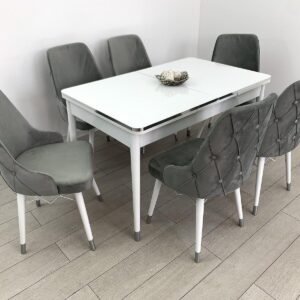 TARA TAFEL GEDEKT MET ZILVEREN RAND EN LAURA STOEL LICHTGRIJS