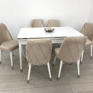 TARA TAFEL GEDEKT MET ZILVEREN RAND EN MOOIE BEIGE STOEL