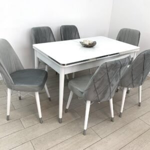 TARA TAFEL GEDEKT MET ZILVEREN RAND EN MOOIE LICHTGRIJS STOEL