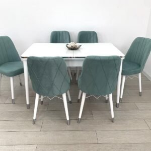 TAARTAFEL MET ZILVEREN RAND EN EEN MOOIE TURQUOISE STOEL