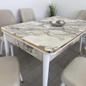 VALERI-TAFELSET MET GOUDEN RAND EN MOOIE BEIGE STOEL