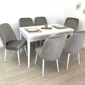 een set van 6 stoelen Carla cappuccino met witte poten