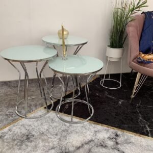 Set van drie witte Adina-salontafels met poten in zilverkleur