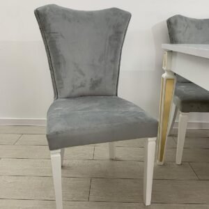 De AYA-tafel is lichtgrijs