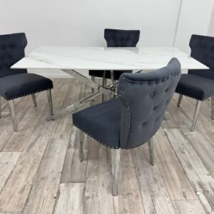 EETTAFEL AURA EN STOEL RAFFI DONKERGRIJS VAN KLEUR