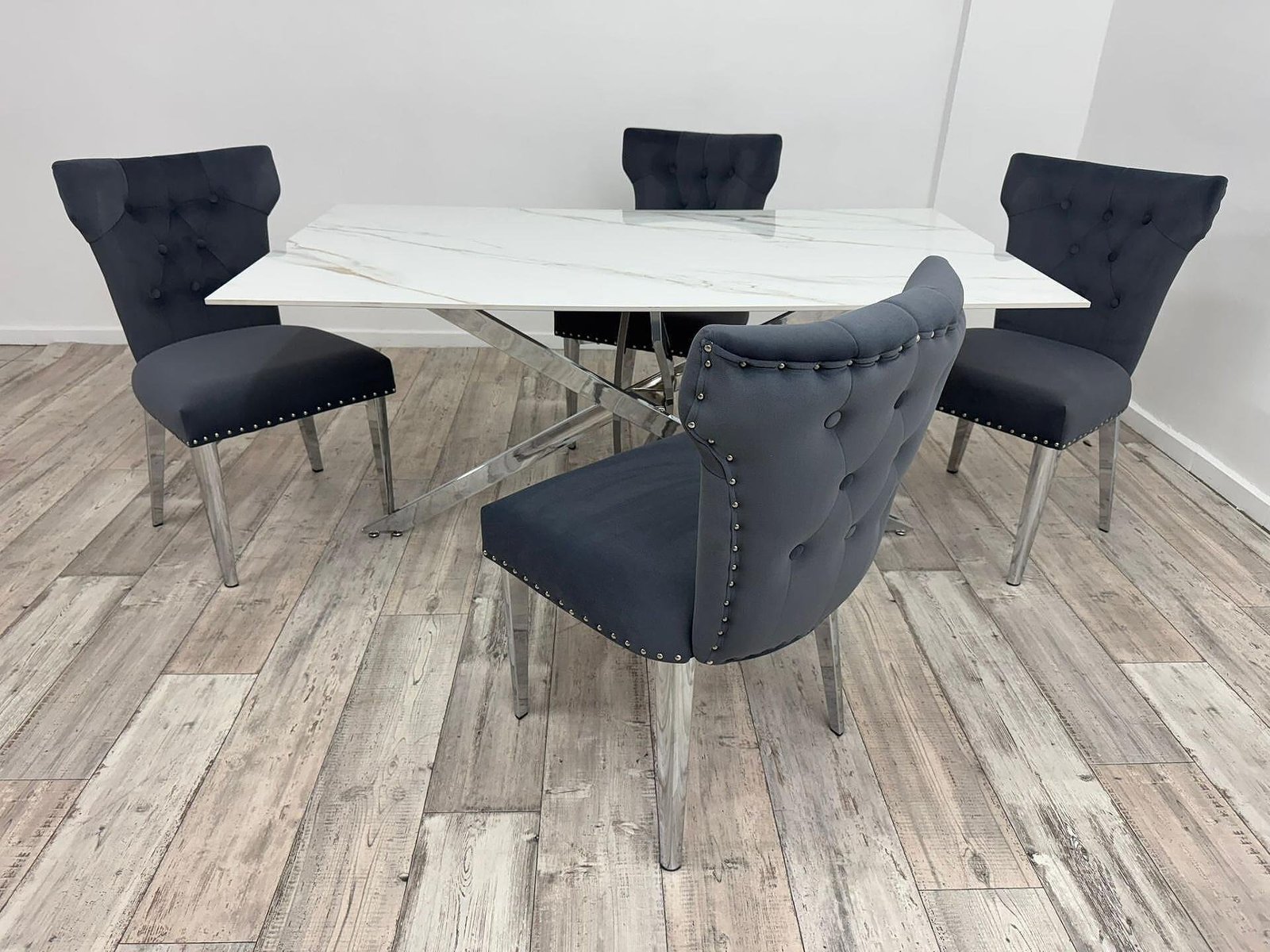 EETTAFEL AURA EN STOEL RAFFI DONKERGRIJS VAN KLEUR