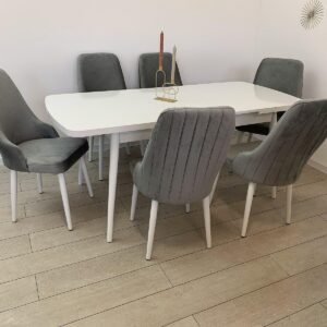 Tafel dekt BIANCA en stoel RIO lichtgrijs